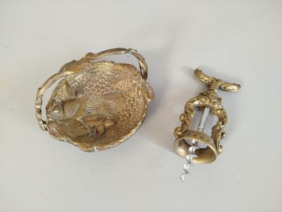 Réunion d'un vide-poche en métal moulé à décor de panier tre…