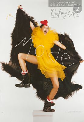 une femme en robe jaune et chaussures rouges posant sur un ours noir