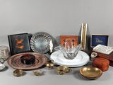 un grand nombre d'objets posés sur une table