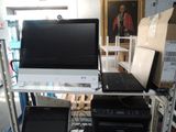un ordinateur portable posé sur un bureau à côté d'une imprimante