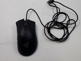 une souris d'ordinateur reliée par un câble