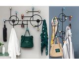 deux photos d'un porte-manteau mural avec des parapluies et des sacs