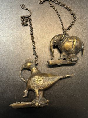 INDE Deux éléments en bronze représentant des animaux, à sus…