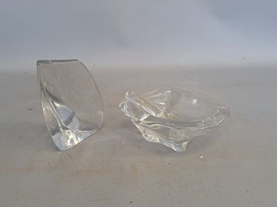 deux morceaux de verre transparent posés sur une surface blanche