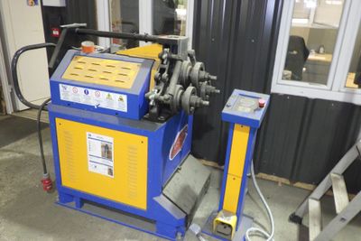 la photo d'une machine qui se trouve dans un garage