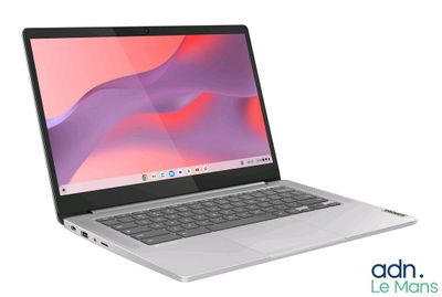 un ordinateur portable ouvert posé sur une surface blanche