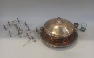 Un lot en METAL ARGENTE comprenant portes couteau, un légumi…