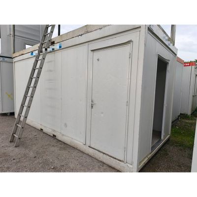 une échelle appuyée contre un bâtiment blanc