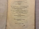 un vieux livre ouvert à la page du titre