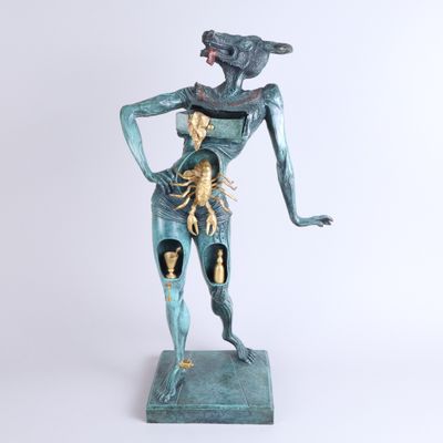 une image représentant une statue de femme, les mains sur les hanches