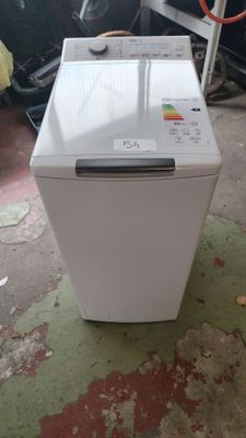 une image d'une machine à laver blanche dans une pièce