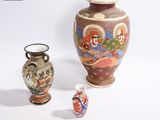 trois vases posés l'un à côté de l'autre sur une surface blanche