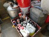de nombreux types différents de bidons et de récipients pour le gaz éparpillés sur le sol