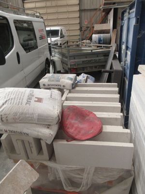 une camionnette blanche garée à côté d'une pile de cartons