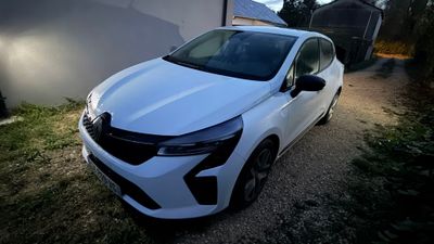 la voiture blanche est garée sur le côté de la route