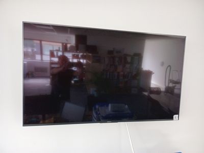 une télévision à écran plat accrochée au mur dans un salon
