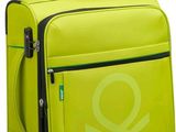 une image représentant une valise verte sur laquelle figure un « X »