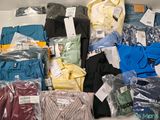 beaucoup de vêtements qui restent sur une étagère