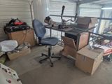un bureau avec une chaise et un ordinateur posé dessus, dans un garage