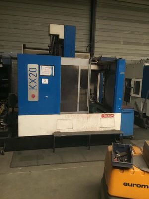 une grande machine qui se trouve dans un entrepôt