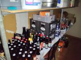 de nombreuses bouteilles de bière sur une étagère dans une pièce