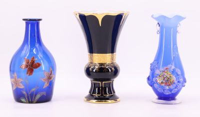 Lot comprenant un vase de type cornet en porcelaine blanche …