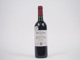 la bouteille de vin est posée sur une surface blanche