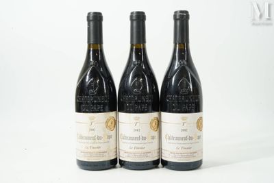 trois bouteilles de vin sont alignées sur une surface blanche