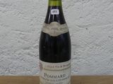 une bouteille de vin posée sur une table