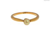 une image représentant une bague en or sertie d'une pierre oplite blanche