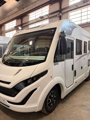 une photo d'un camping-car blanc garé dans un garage