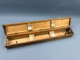 une vieille boîte en bois surmontée de trois compartiments