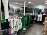 des portants remplis de vêtements dans un magasin de vêtements proposant un vaste choix de vêtements