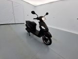 un scooter garé dans une pièce