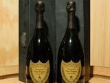 deux bouteilles de champagne posées sur un tonneau en bois