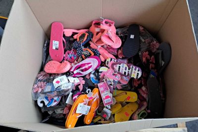 une boîte remplie de chaussures et d'autres objets