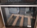 un four posé dans un carton, sur une palette en bois