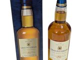 une image d'une bouteille de whisky à côté d'une boîte
