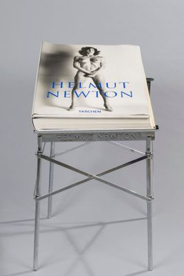 le livre est posé sur une chaise pliante