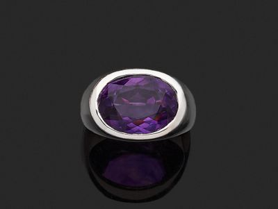 une bague en améthorate et diamants