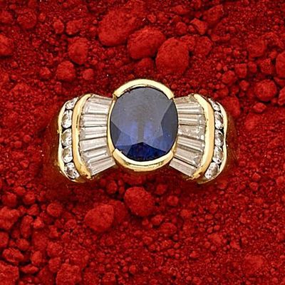 Bague en or 18k (750e) stylisant un nœud, centrée d'un saphi…