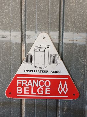 a sign on the door of a building that says frano betge