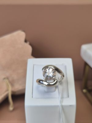une bague qui se trouve dans une boîte sur une table