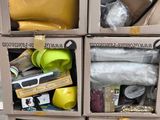 un carton rempli d'objets divers posé par terre