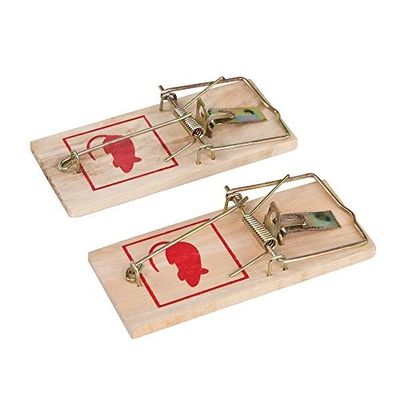 une paire de pièges à souris en bois ornés de l'image d'un homme et d'une femme