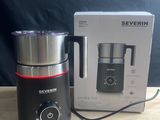 une boîte contenant un mixeur et un mixeur posé sur une table