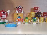 de nombreux types de jouets différents posés sur la table