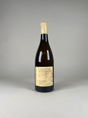 l'image d'une bouteille de vin posée sur une table