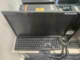 un ordinateur portable posé sur un bureau, à côté d'un clavier