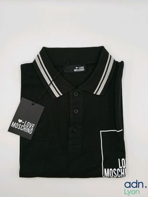 un polo noir à rayures blanches, muni d'une étiquette